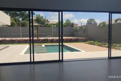 piscina e fachada dos fundos